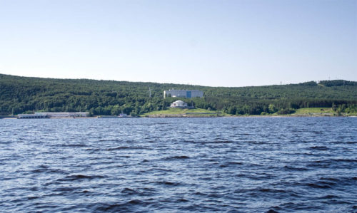 Панорама Волжского Утеса и окрестностей с воды. Справа - гора Светелка