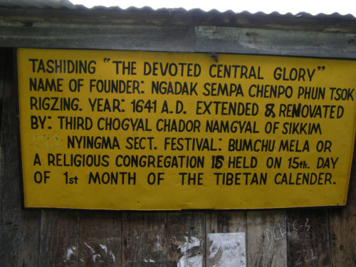 Табличка у входа в монастырь