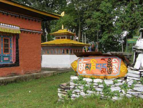 Ташидинг во многих местах украшен каменными плитами с вырезанными на них священными мантрами, такими как "Ом мани падме хум". Плиты также называются "мани", это работы известного тибетского мастера.
