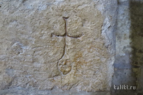 Крест с головой Адама. Древнее граффити на столбе храма