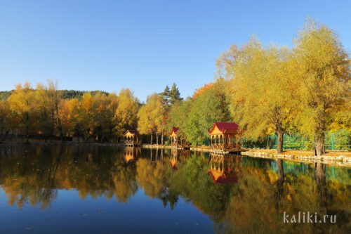 Отражение. Беседки на озере в парк-отеле "Хвалынский"