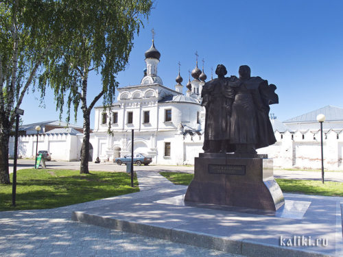Памятник Петру и Февронии на фоне Благовещенского монастыря