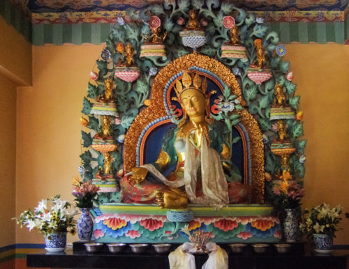 А это, скорее всего, бодхисаттва Авалокитешвара, судя по выражению печали на лице