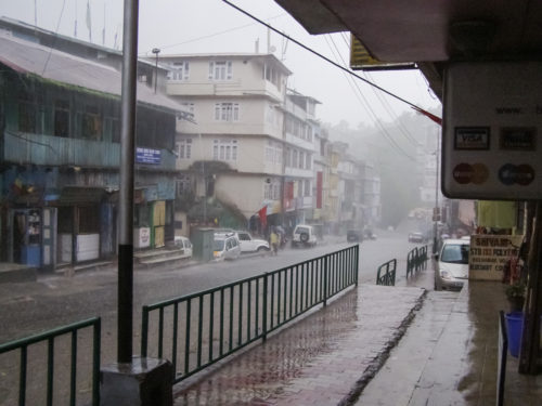 Улица Гангтока во время дождя