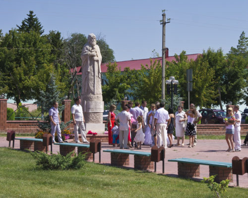 У памятника Сергию Радонежскому в Сергиевске