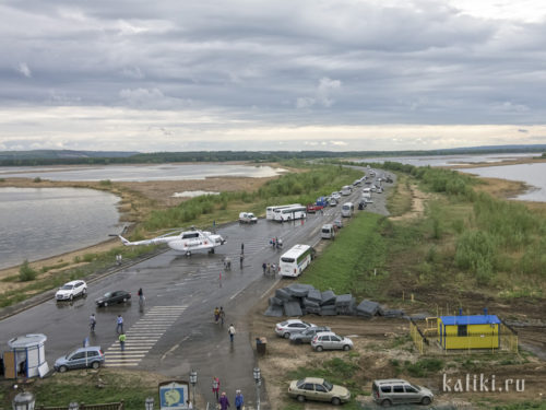 Вид на дамбу и подъездную дорогу. Как видим, сейчас туристы посещают Свияжск не только на машинах и автобусах, но и на вертолётах:)