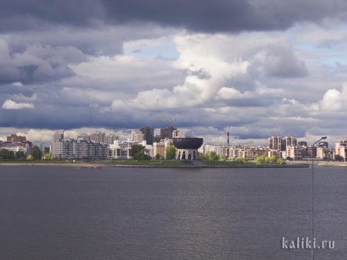 Казанский Казан - новый символ Казани. Он был построен как медиа-центр Универсиады, а сейчас здесь располагается ЗАГС