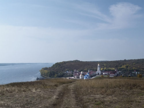 Вид на монастырь с ближайшего холма