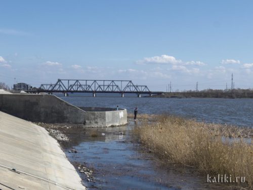 Кусочек набережной и мост через Сызранку