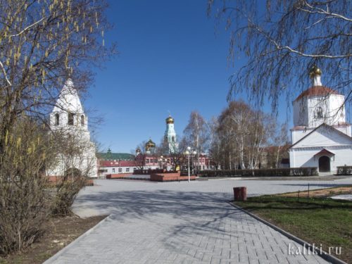 Внутри Сызранского Кремля. Слева Спасская башня, справа церковь Рождества Христова. По центру - Казанский кафедральный собор, уже за пределами Кремля