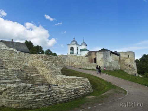 Вход в Изборскую крепость с западной, самой пологой и самой укрепленной стороны