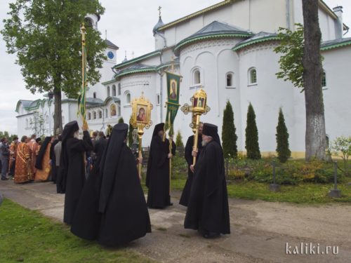 Крестный ход в монастыре