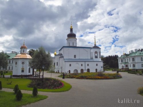 Внутри Спасо-Елеазарова монастыря