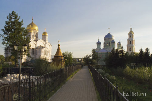 Колокольня, Троицкий собор (справа) и Преображенский собор. Вид со Святой Канавки