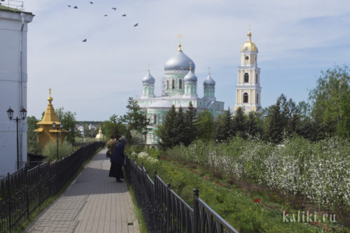 Колокольня, Троицкий собор и часовня прп. Серафима Саровского (слева)
