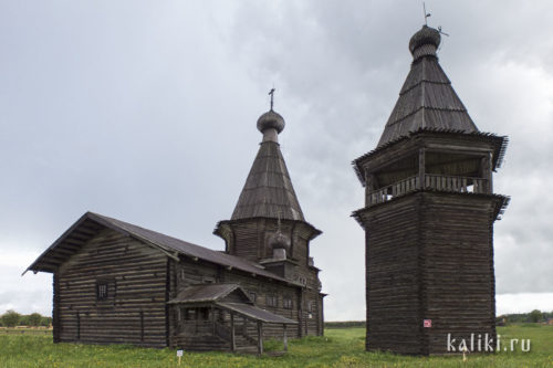 Основной храм, пристроенная трапезная с теплым приделом (над ним маленький купол) и колокольня