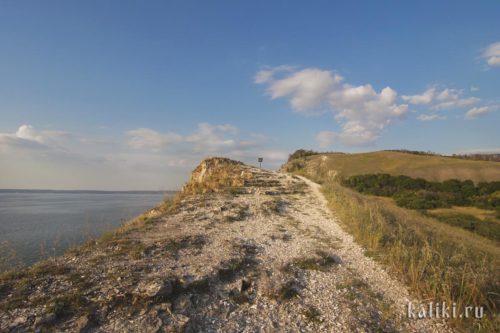 Девья гора (слева) и Молодецкий курган