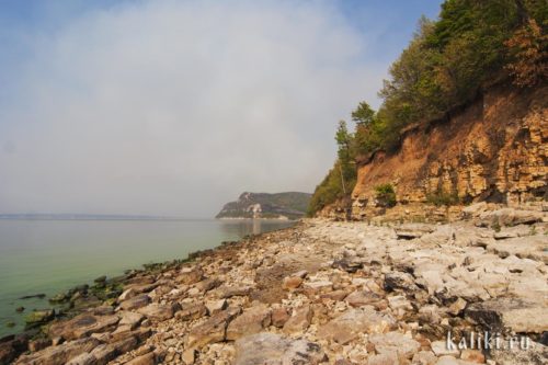 Оголившийся берег Жигулевского моря во время засухи 2010 года. На заднем плане Молодецкий курган