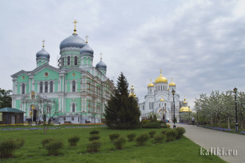 Троицкий собор (слева) и Спасо-Преображенский собор