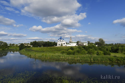 Суздальский Кремль стоит в красивейшем месте в излучине р. Каменки