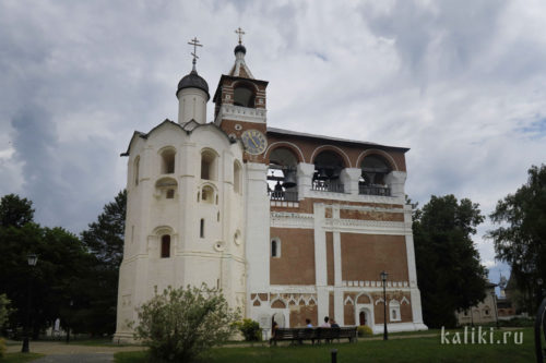 Звонница Спасо-Евфимиева монастыря. Слева церковь во имя Рождества Иоанна Предтечи