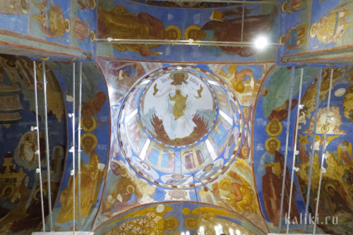 В центральном куполе композиция "Отечество", традиционная для костромских иконописцев