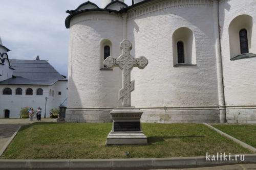Памятный крест на месте усыпальницы князей Пожарских и Хованских