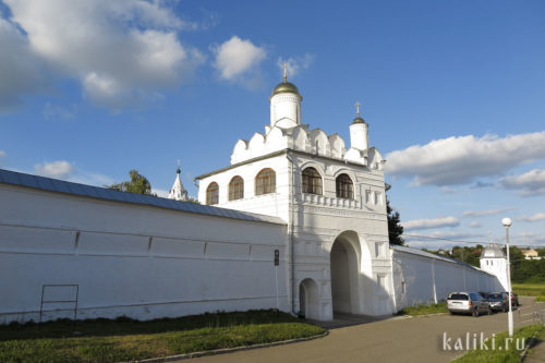 Святые врата Свято-Покровского монастыря