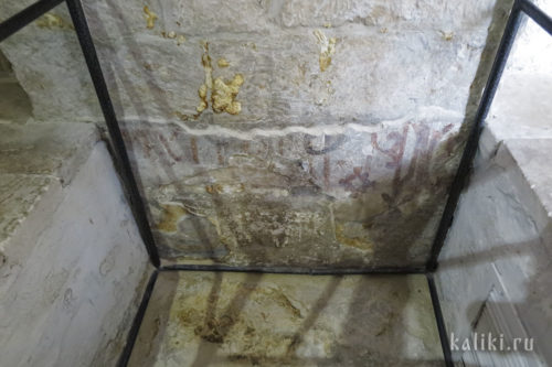 Археологические раскопки пола храма Бориса и Глеба с фресками XII в.