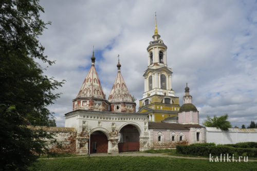 Святые ворота и Преподобенская колокольня Ризоположенского монастыря
