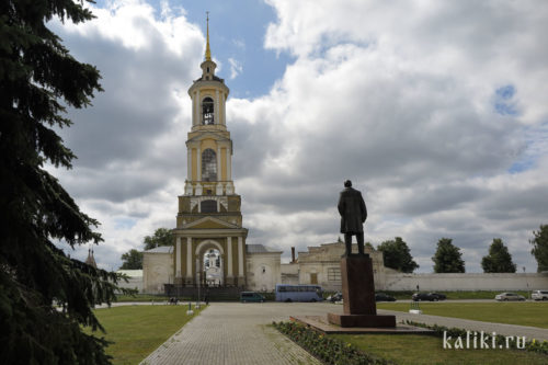 Преподобненская колокольня, справа памятник В.И. Ленину, установленный перед зданием администрации Суздаля
