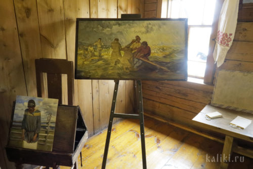 На мольберте копия картины «Шторм на Волге», написанная Репиным в Ширяевом Буераке