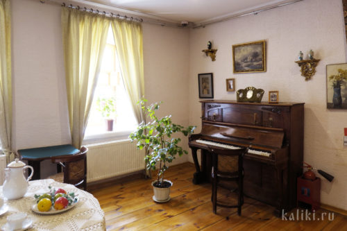 Пианино нач. XX в. в гостиной