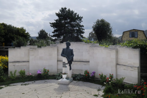 Памятник художнику И.Е. Репину
